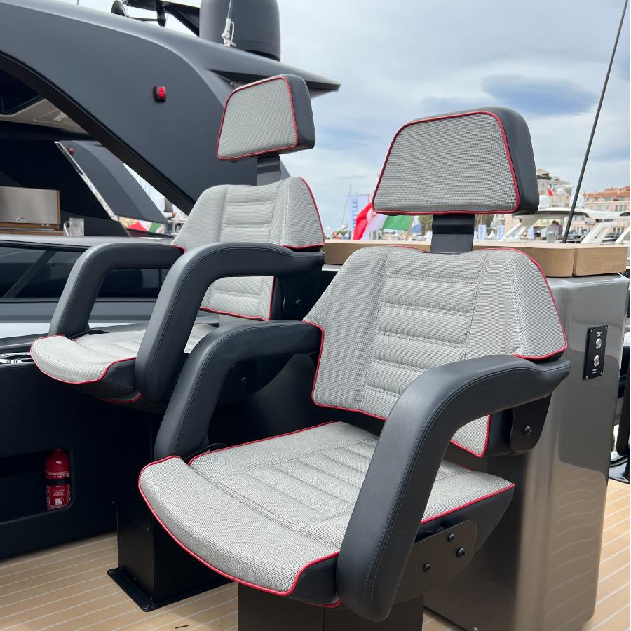 poltrona con braccioli e poggiatesta per barca 